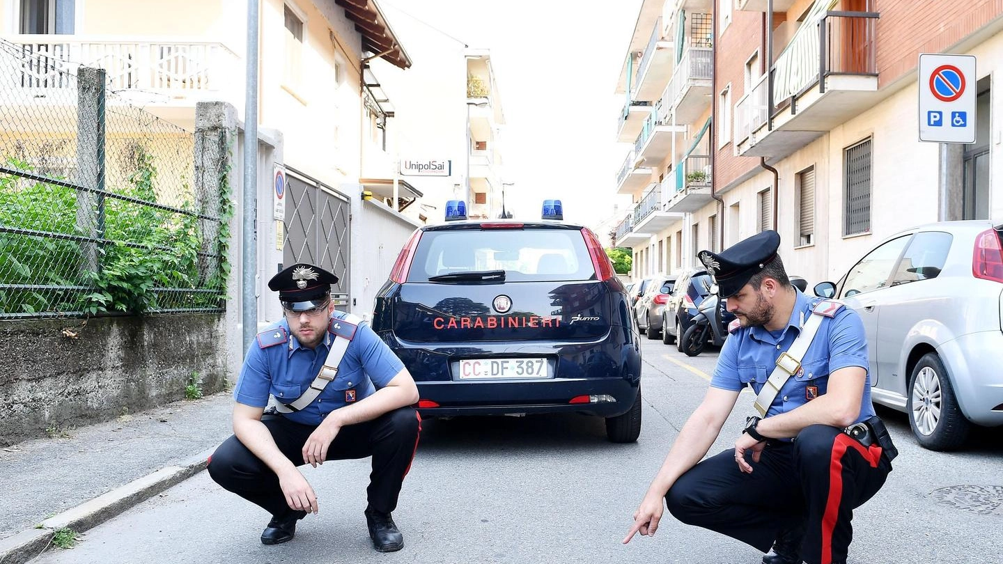 Neonato abbandonato in strada, i rilievi dei carabinieri (Ansa)