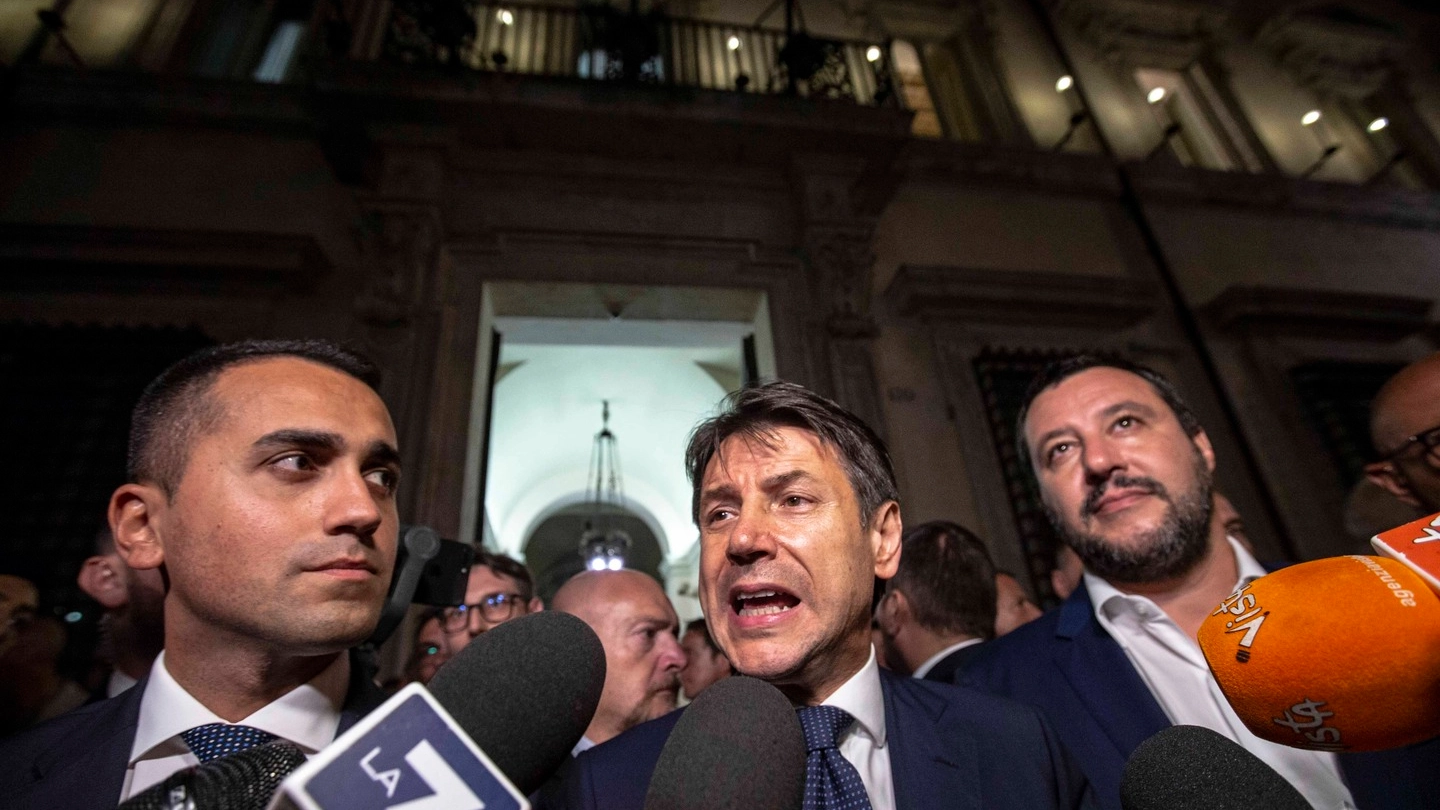 Il premier Conte tra i suoi vice Di Maio e Salvini (ImagoE)