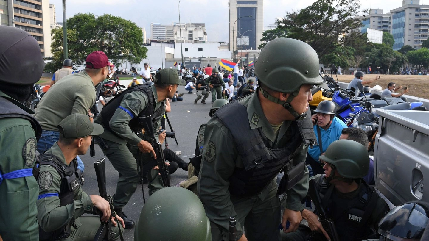 Scontri a Caracas tra oppositori e la guardia bolivariana (Lapresse)