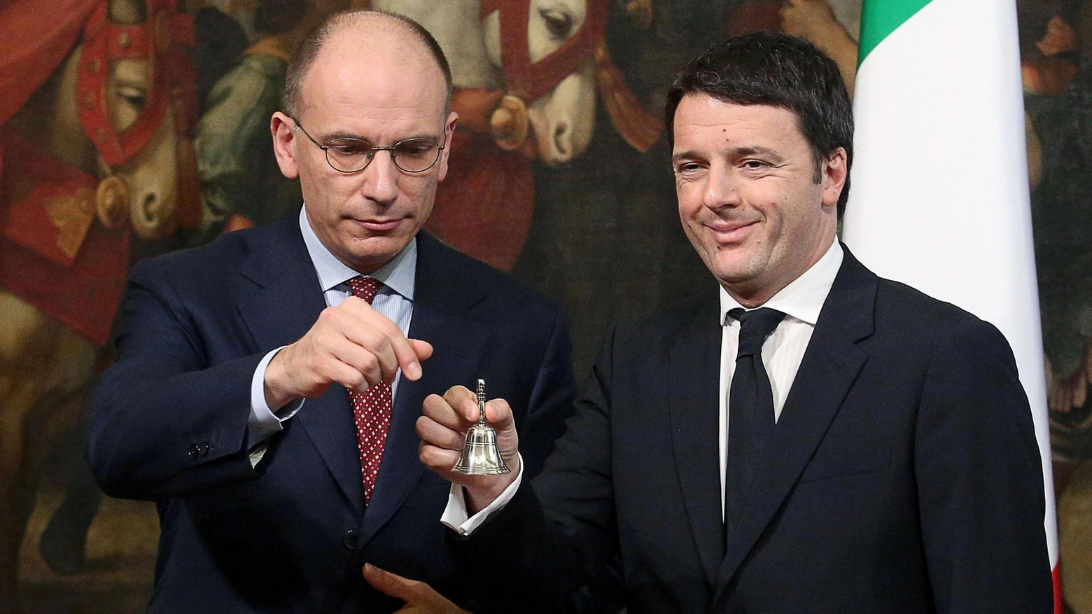 Il passaggio della campanella tra Letta, premier uscente, e Renzi il 22 febbraio 2014