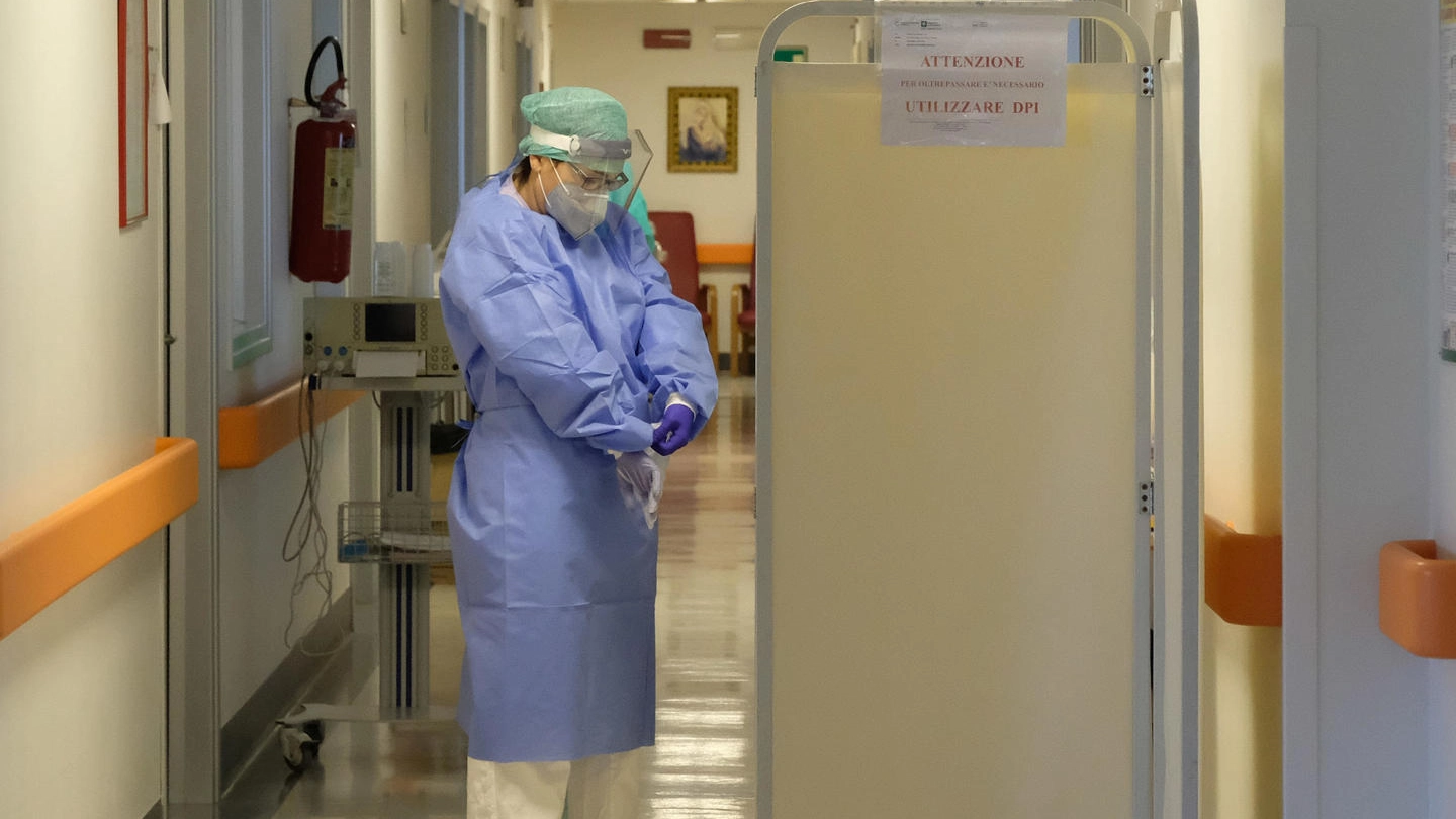 Coronavirus, un operatore sanitario agli Spedali civili di Brescia (Ansa)
