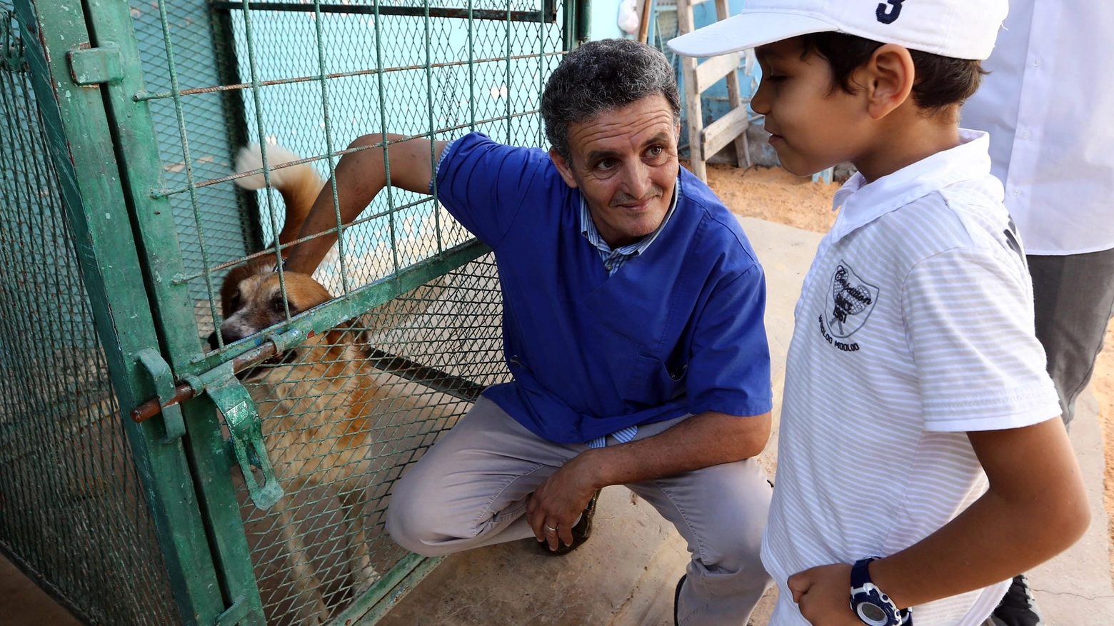 Il veterinario-eroe con un bimbo nel suo rifugio (Foto AFP)