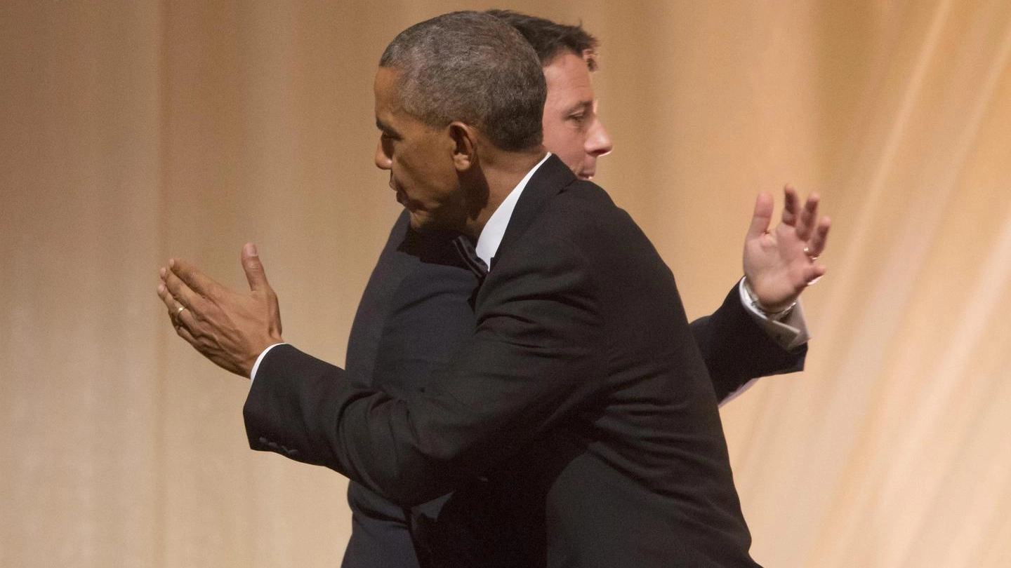 Abbraccio tra Barack Obama e Matteo Renzi (Ansa)