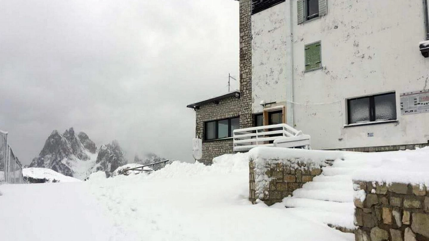 Meteo, la neve al Rifugio Auronzo alle Tre Cime di Lavaredo (Ansa)