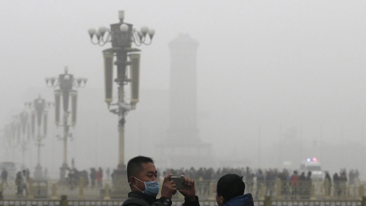 SMOG L’aria di Pechino coperta da una nube di smog (Reuters)