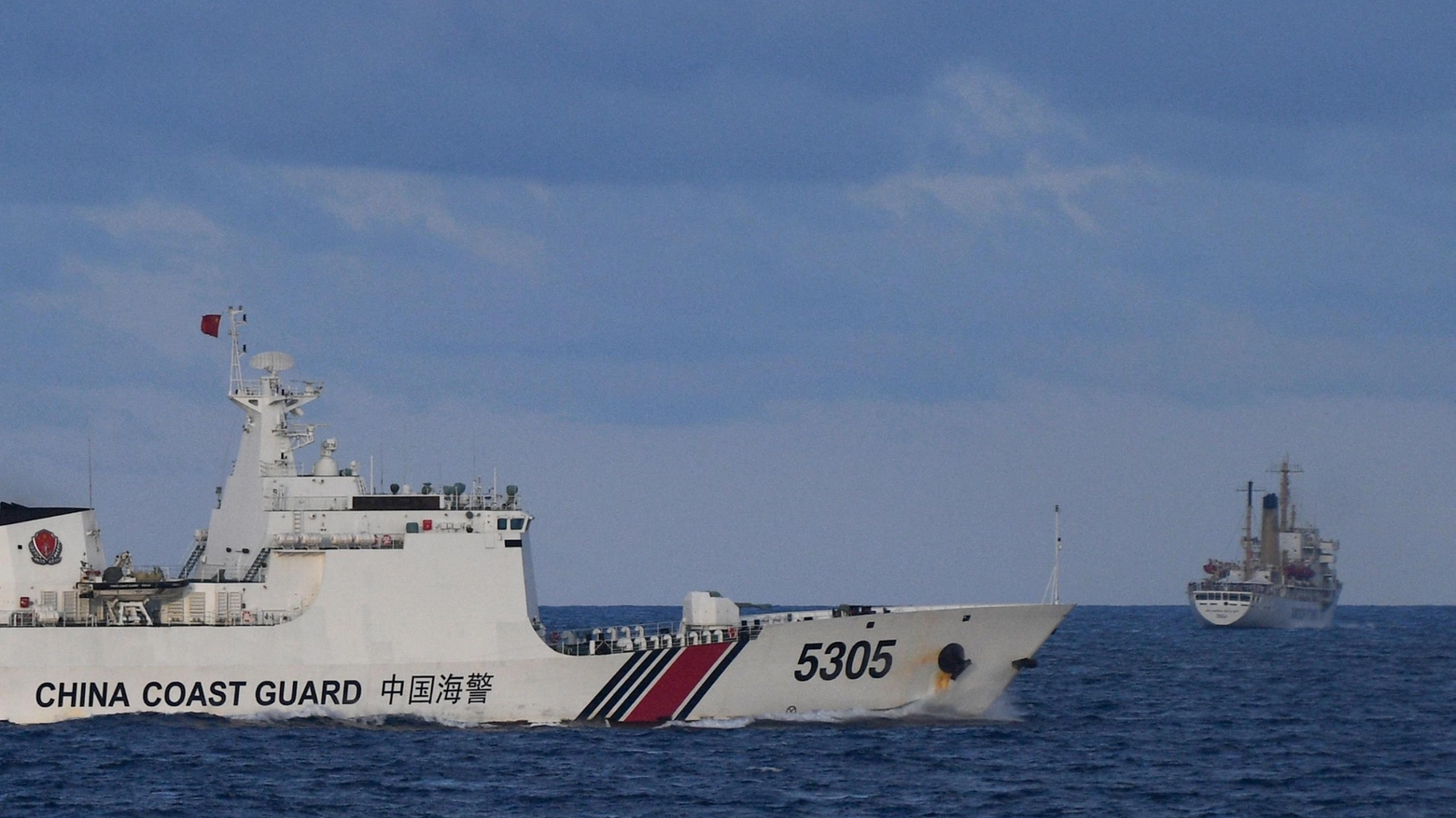 La Guardia costiera cinese vicino a una nave delle Filippine (Ansa)