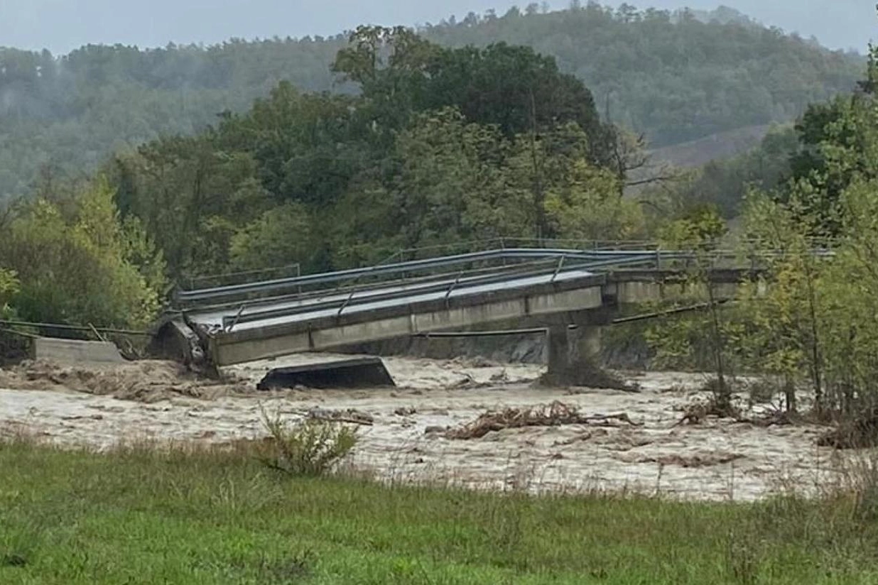 Il crollo parziale di un ponte sul Taro, a Ozzanello nel Comune di Terenzo (Parma), a causa della piena