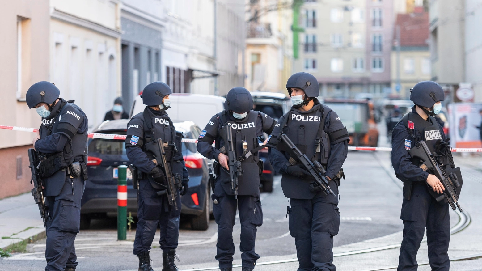 La polizia austriaca durante i controlli antiterrorismo (Ansa)