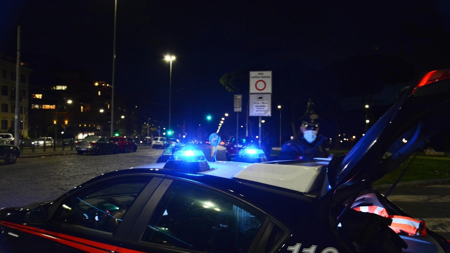 Covid: tre locali pubblici multati, due chiusi dalla polizia a Napoli