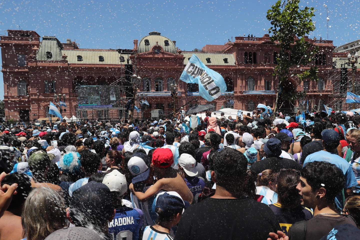 Folla di tifosi davanti alla Casa Rosada