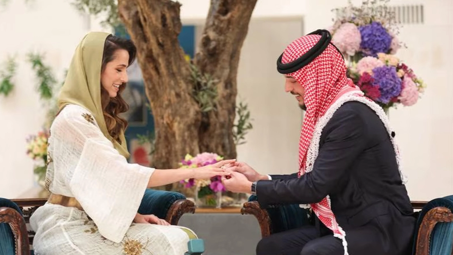 <p>Giordania, chi è Rajwa Saif: 3 cose da sapere sulla futura regina /<a href="https://www.quotidiano.net/magazine/giordania-matrimonio-hussein-rania-news-wh6817xz"> I preparativi per il matrimonio reale</a></p>