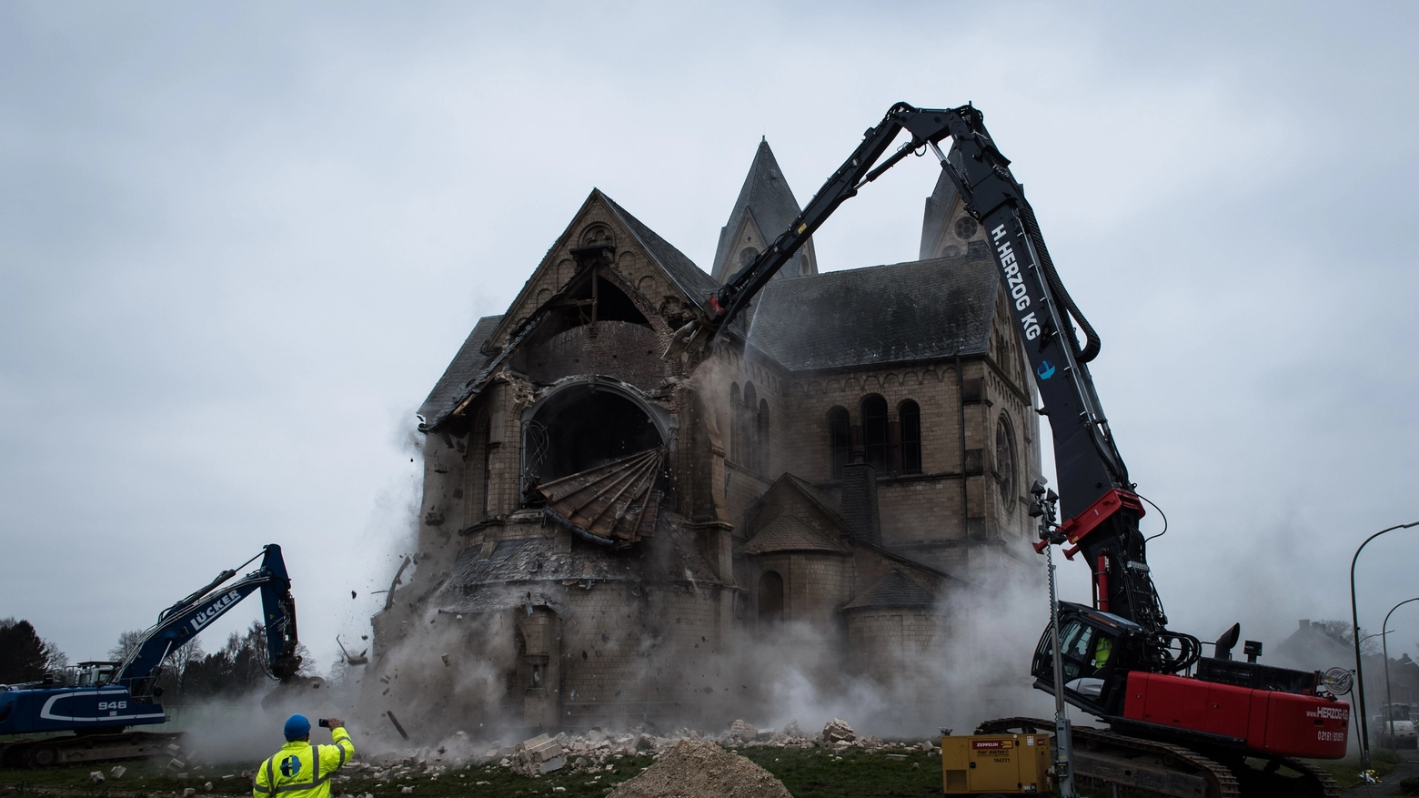 La demolizione della chiesa di Immerath, in Germania (Greenpeace)