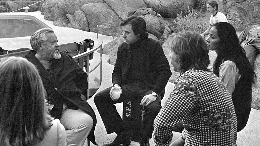 Orson Welles, Peter Bogdanovich e Oja Kodar sul set – Foto: Royal Road Entertainment