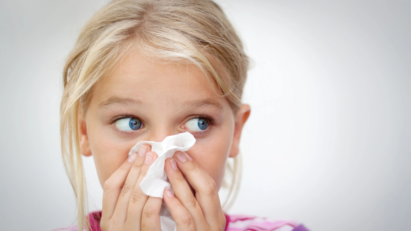 Una bambina con il raffreddore (foto iStock)
