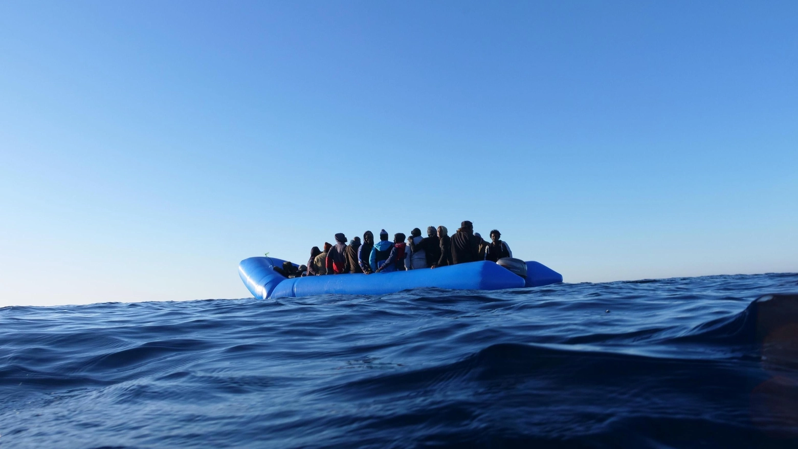 Un gommone con migranti nel Mediterraneo (Ansa)