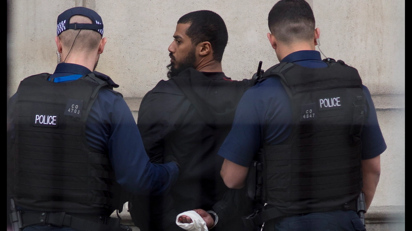 Londra, arrestato un uomo con due coltelli: sospettato di terrorismo (Lapresse) 