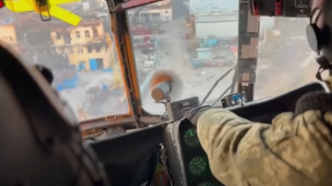 Elicottero delle forze speciali ucraine mentre si avvicina all'acciaieria Azovstal 
