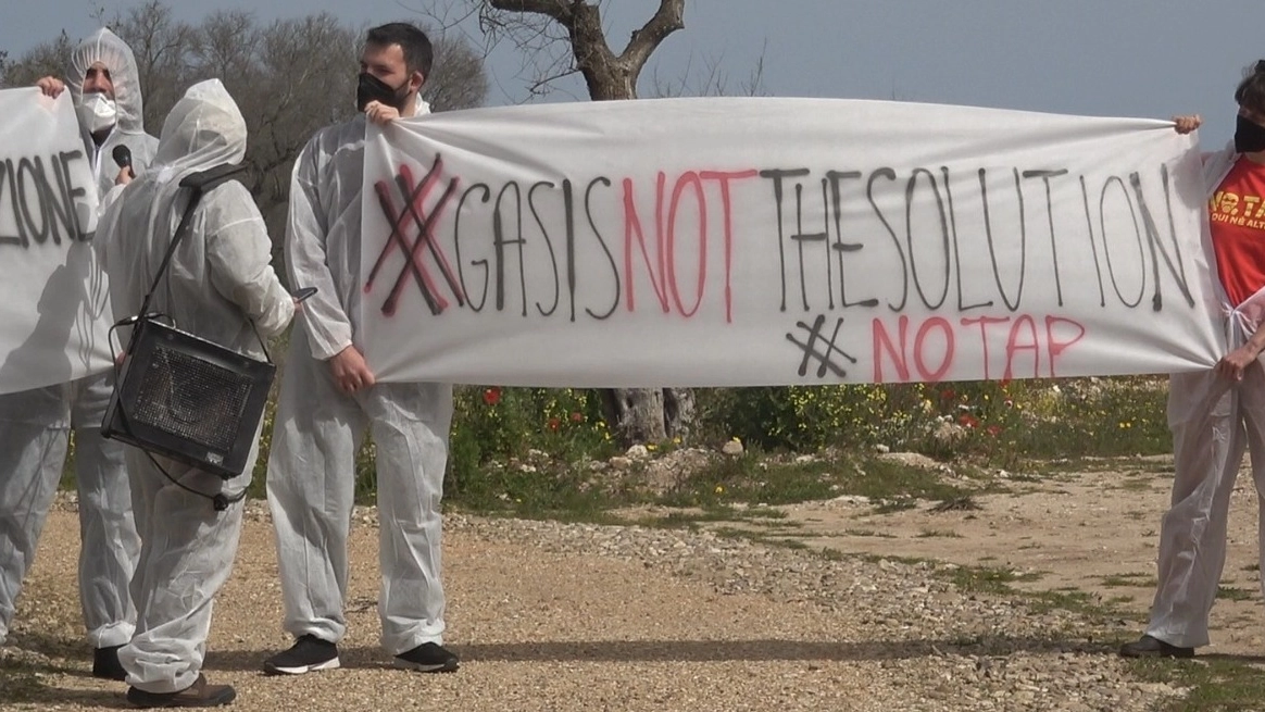 Una manifestazione contro il gasdotto Trans-Adriatico, il cosiddetto Tap