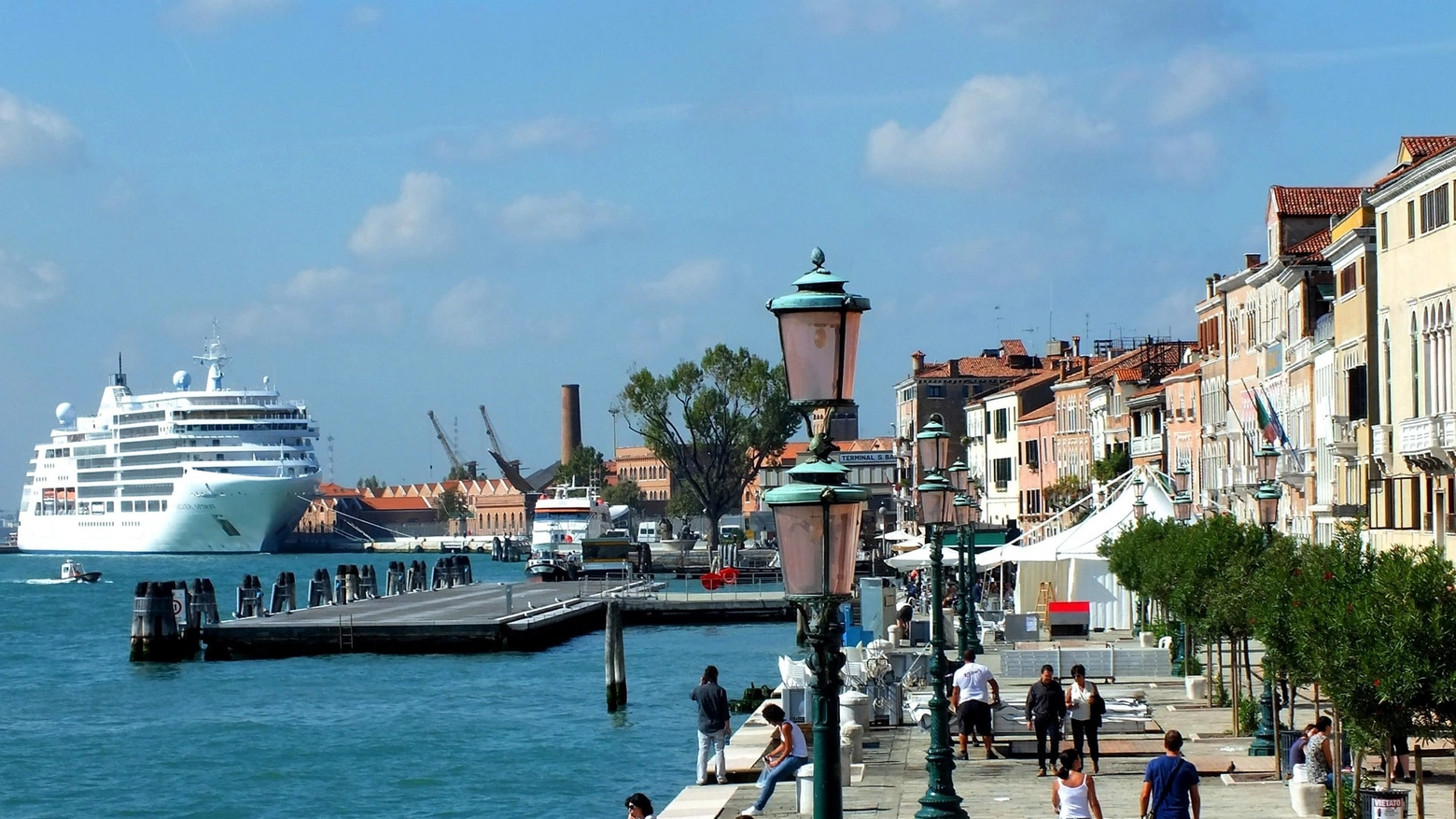 Venezia, nave da crociera in città