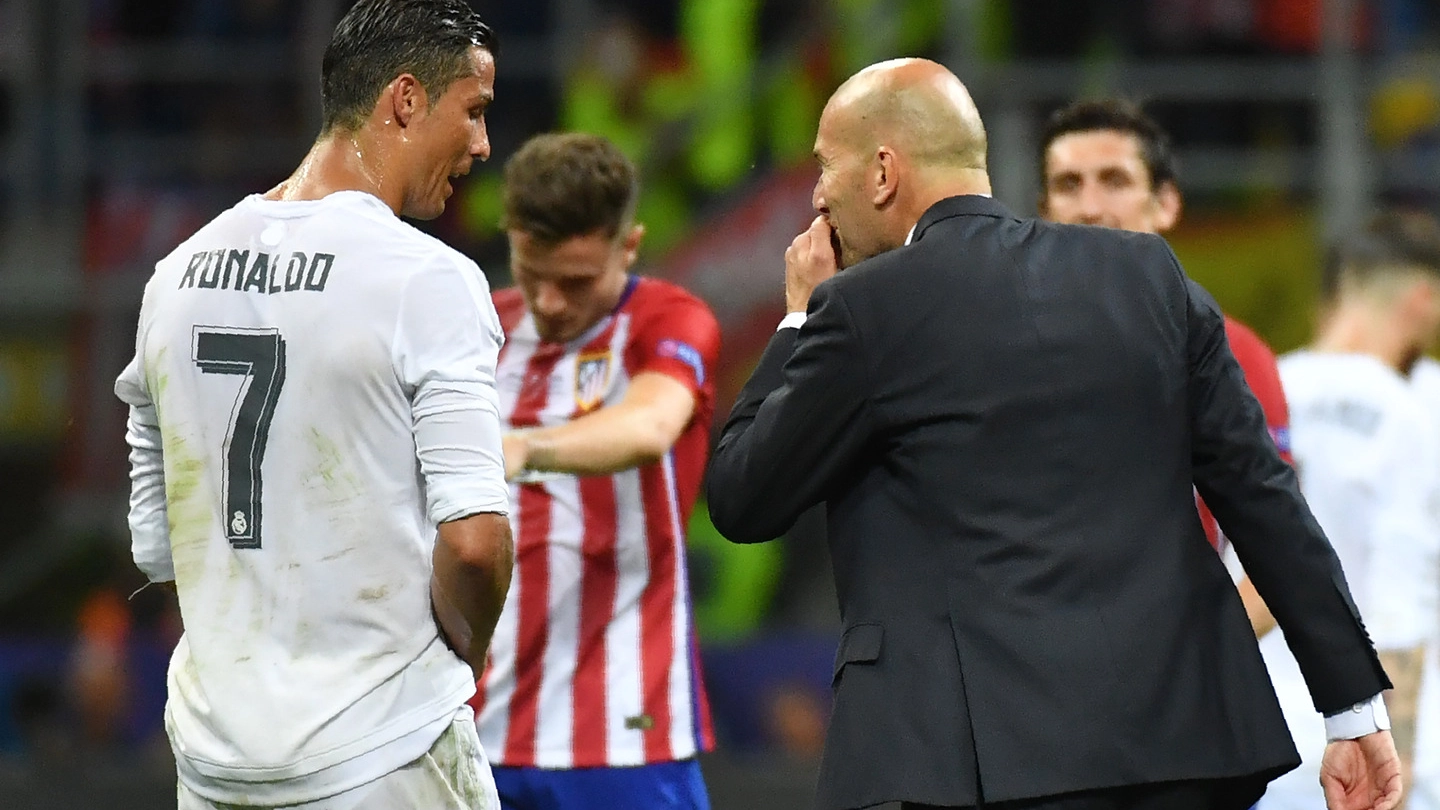 Zidane parla con Cristiano Ronaldo (AFP)