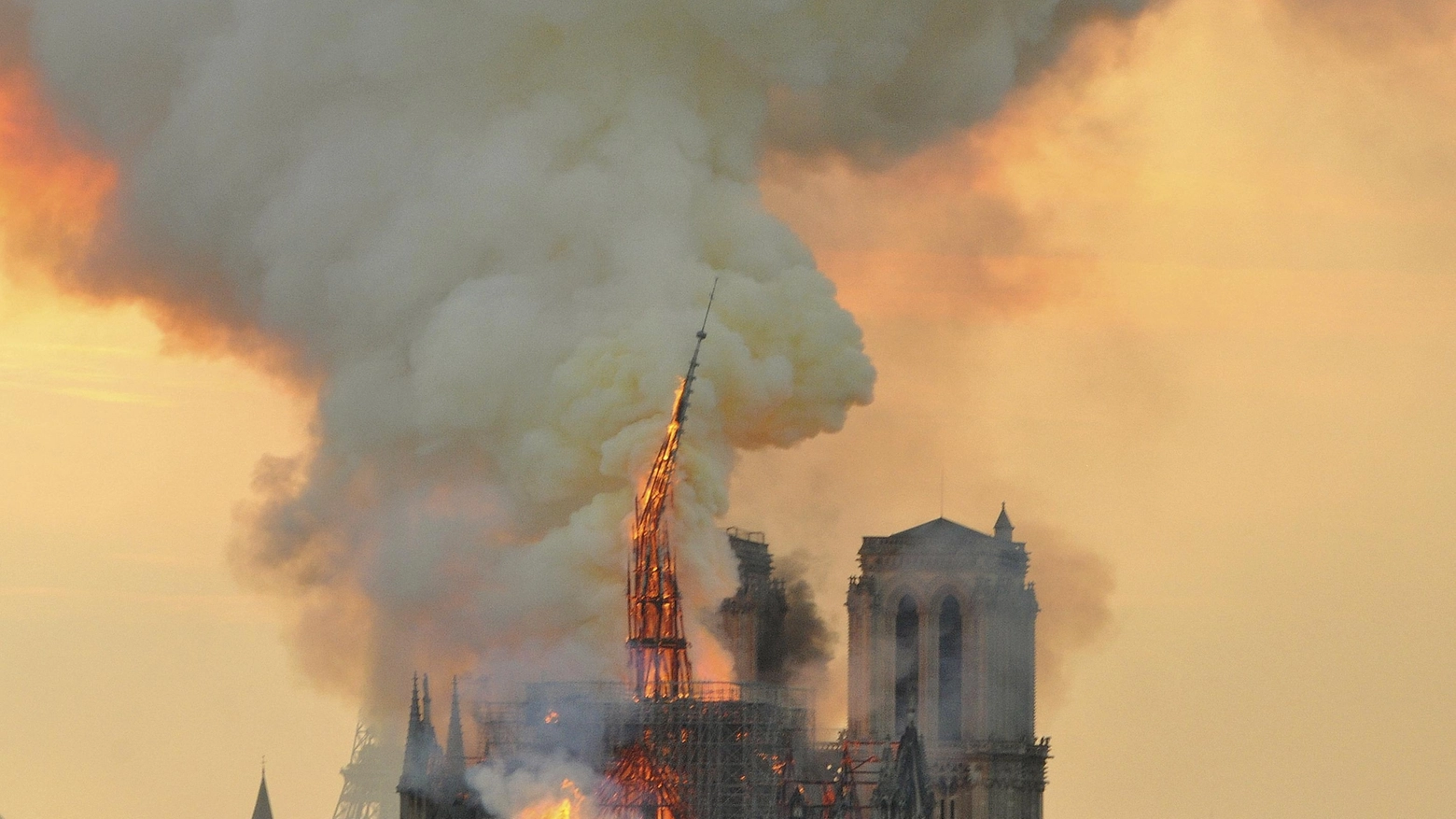 L'incendio a Notre Dame (Ansa)