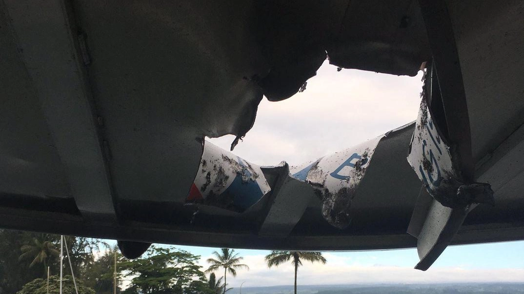 L'enorme voragine provocata dalla bomba di lava sul tetto di una barca turistica (Ansa)