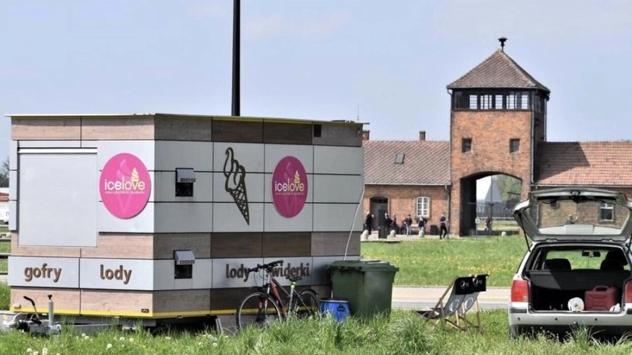 Il chiosco per i gelati, installato a 250 metri dal Museo di Auschwitz, è di un privato che ha l’accordo col proprietario