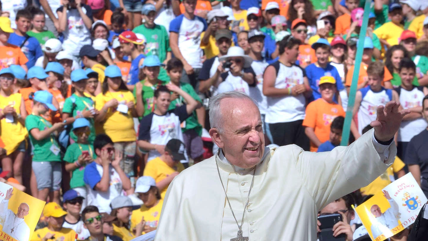 Papa Francesco durante una recente visita a Campobasso (Olycom)