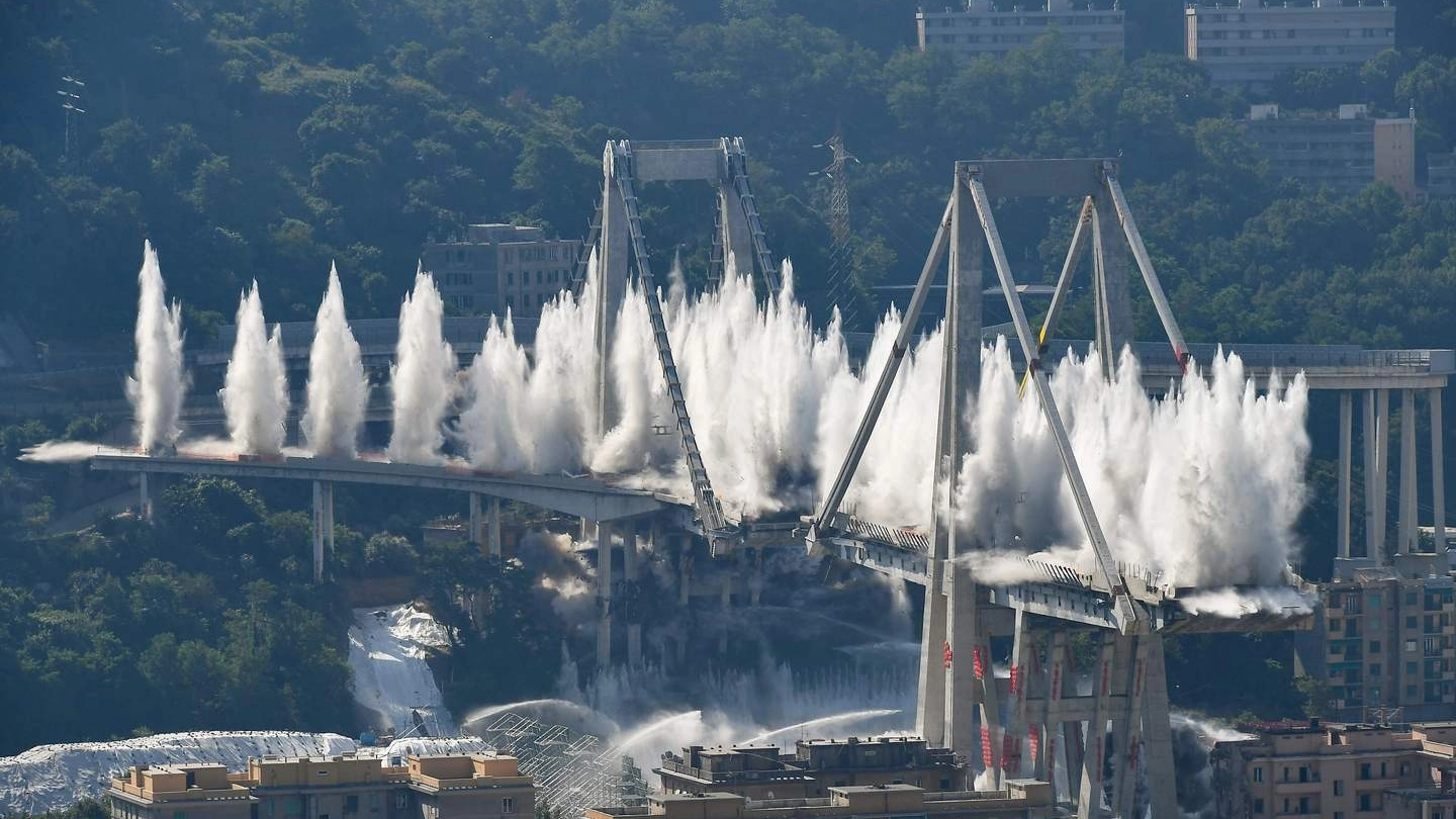 La demolizione del Ponte Morandi di Genova (LaPresse)