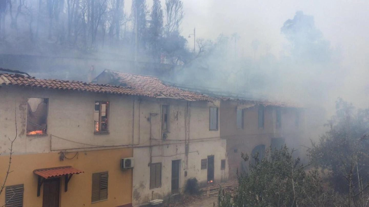 Iglesias, case evacuate per maxi incendio (Ansa)