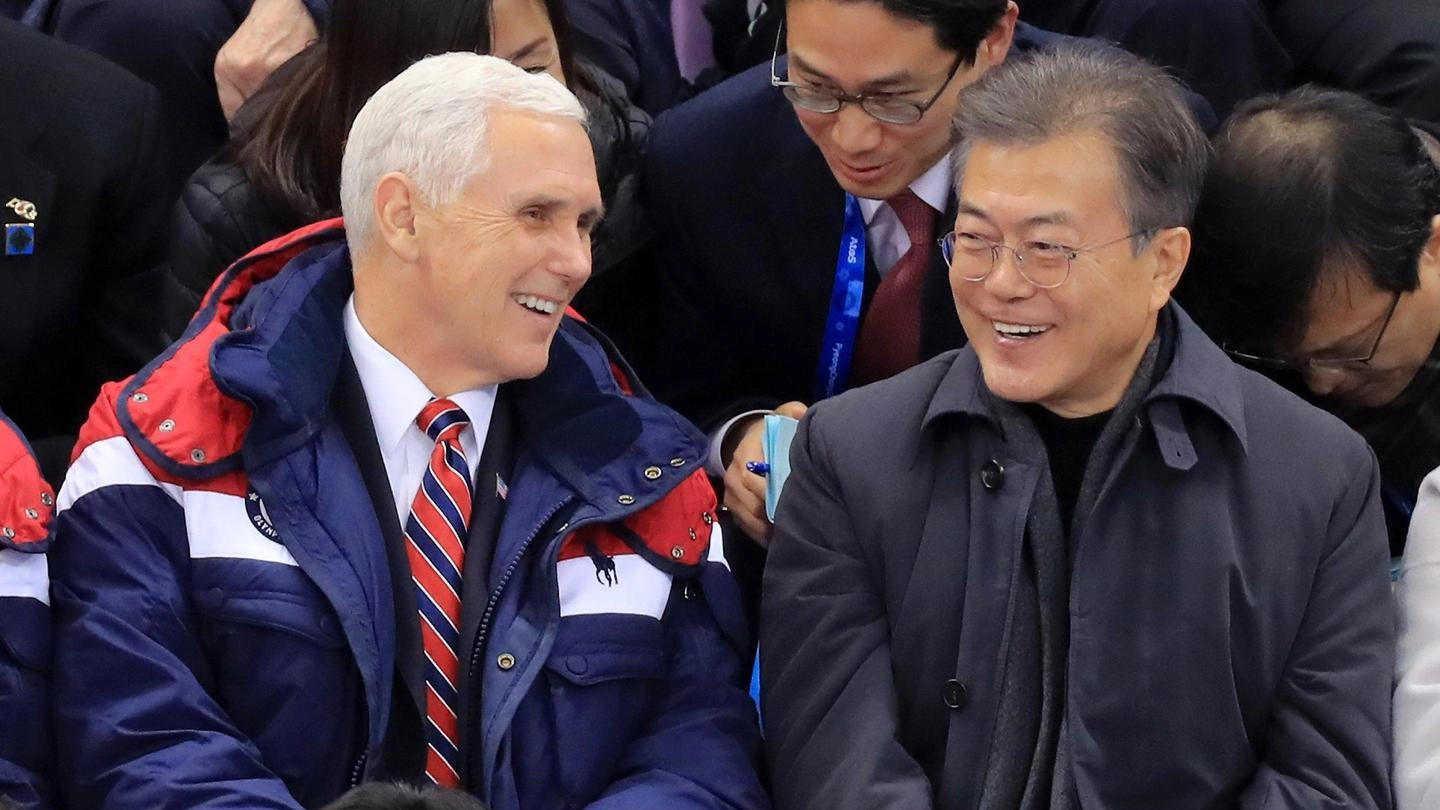 Il vice presidente Usa Mike Pence e il presidente Sudcoreano Moon Jae-in (Ansa)