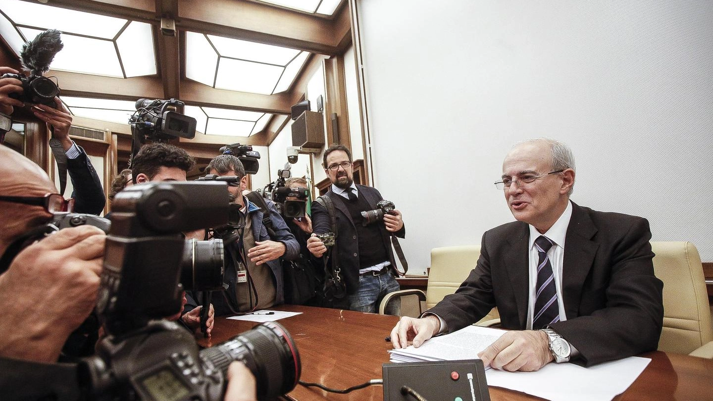 Il procuratore di Catania Zuccaro in commissione Difesa al Senato (Ansa)