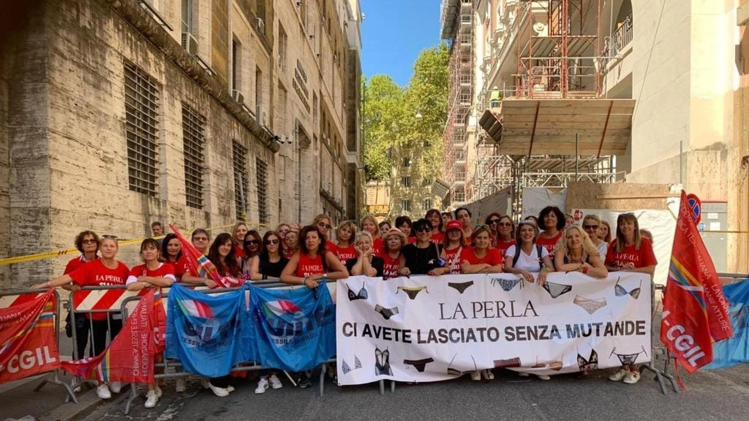 Canti e slogan dei lavoratori La Perla a Roma, 'senza mutande'