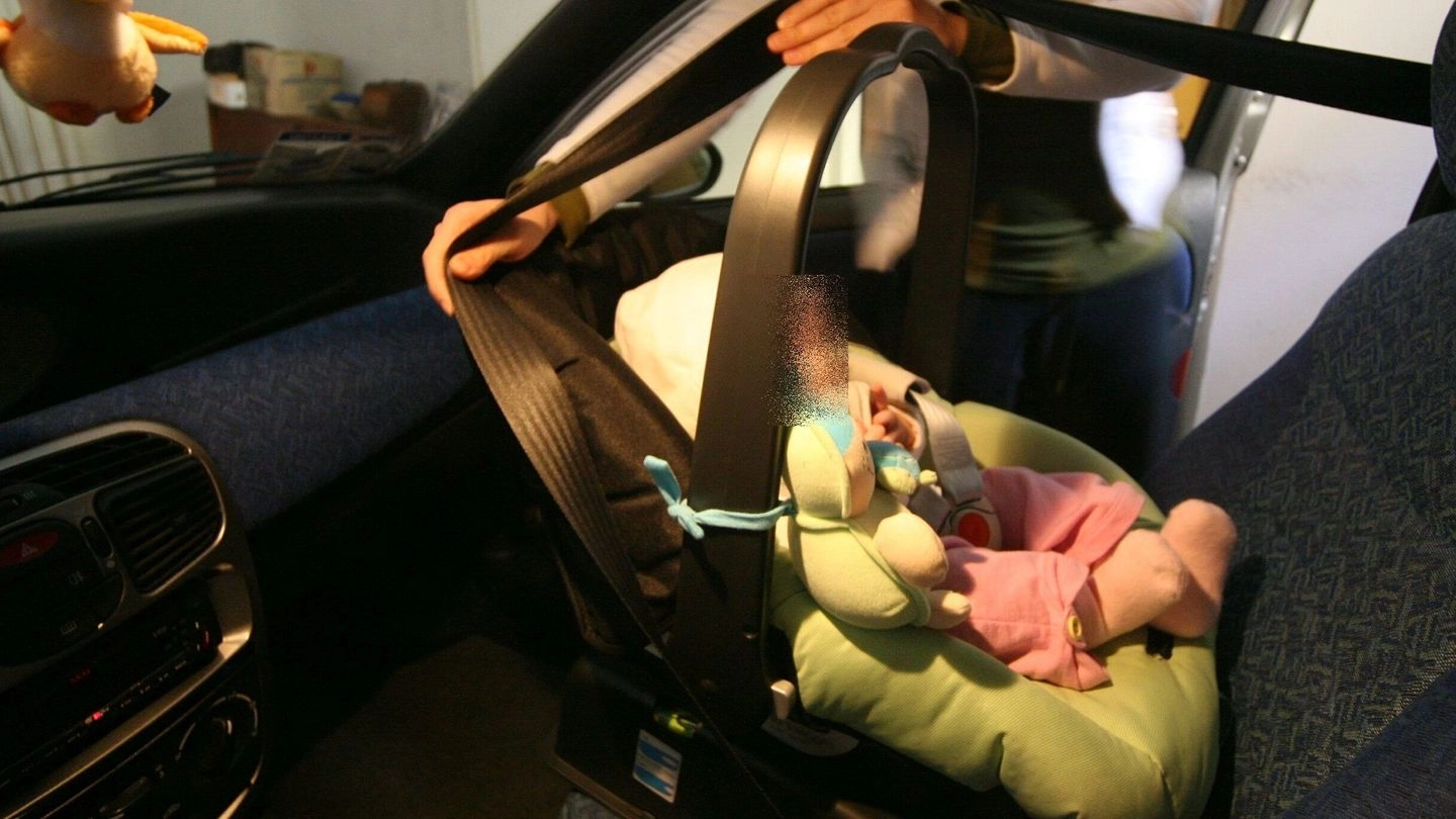Una bimba in auto, adagiata nel seggiolino (foto archivio Ravaglia)