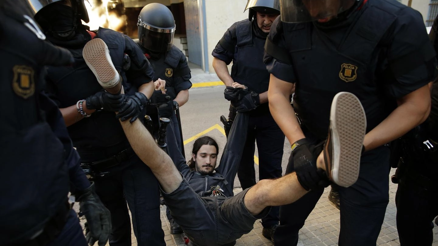 Catalogna, scontri tra indipendentisti e Mossos d'Esquadra 