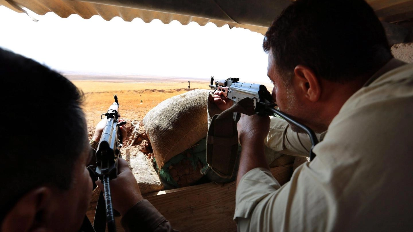 Isis, peshmerga curdi in azione vicino a Erbil (Ansa)