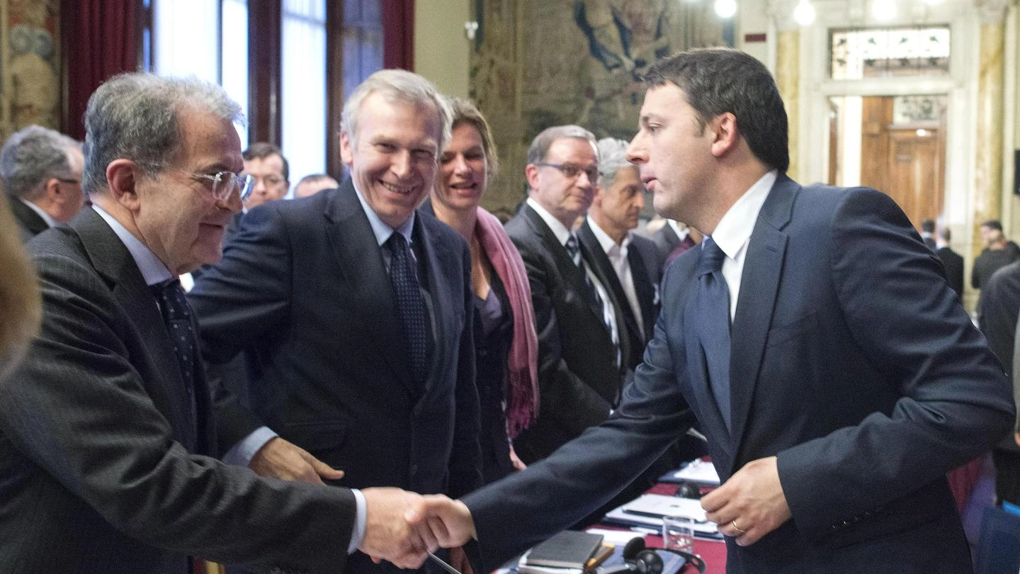 La stretta di mano tra Renzi e Prodi il 13 marzo scorso (Ansa)