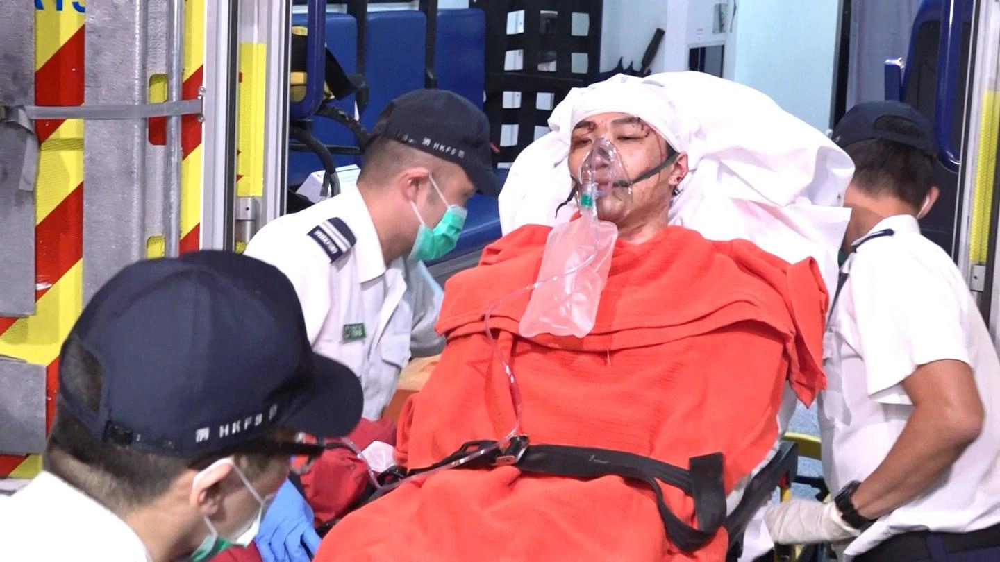 Hong Kong, Jimmy Sham viene trasportato in ospedale (Ansa)