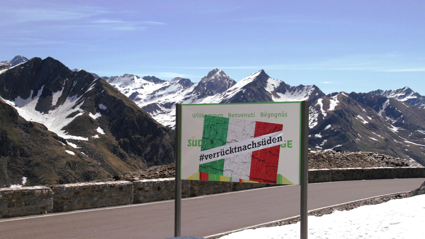 Cartelli secessionisti in Alto Adige (Ansa)