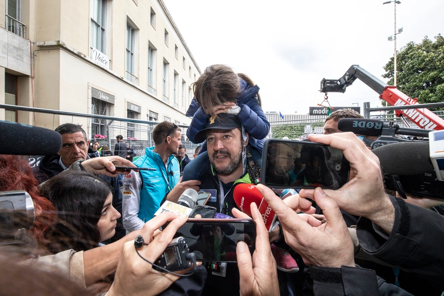 Matteo Salvini con la figlia alla corsa di Formula E (Lapresse)
