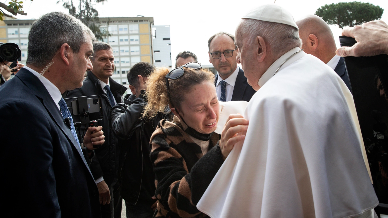 Il Papa con una mamma che ha perso la figlia (Ansa)