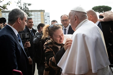 Il Papa dimesso dal Gemelli: “Sono ancora vivo”. E abbraccia genitori che hanno perso la figlia