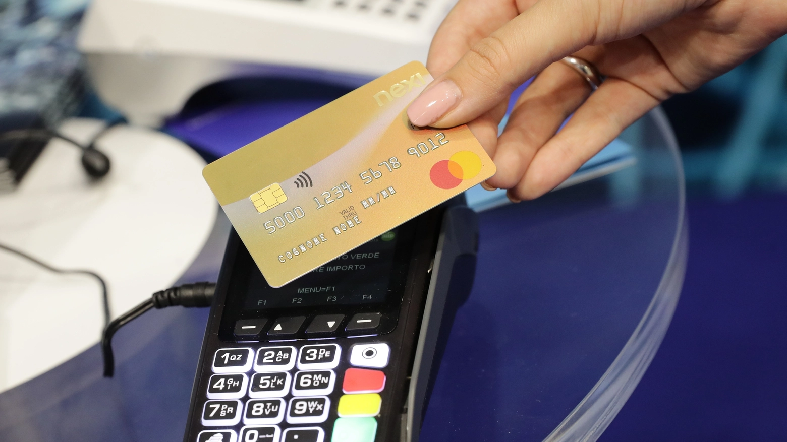 Aumentano le carte di credito possedute e i pagamenti elettronici (Imagoeconomica)