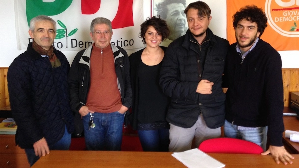 Il neo vicepresidente della Provincia Aronne Perugini con l’assessore Roberto Basso e il circolo Pd (foto Girelli)