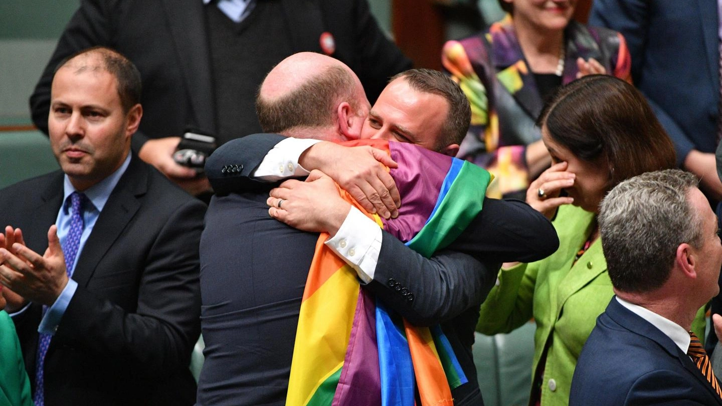 Abbraccio nel Parlamento australiano al'ok alle nozze gay (Ansa)
