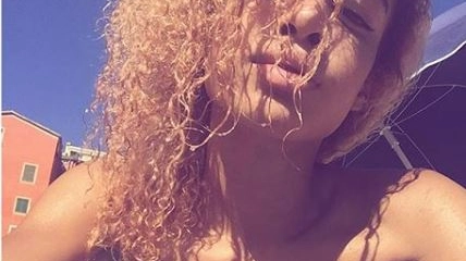 Mikaela Naeze Silva, velina bionda di Striscia la Notizia (Instagram)