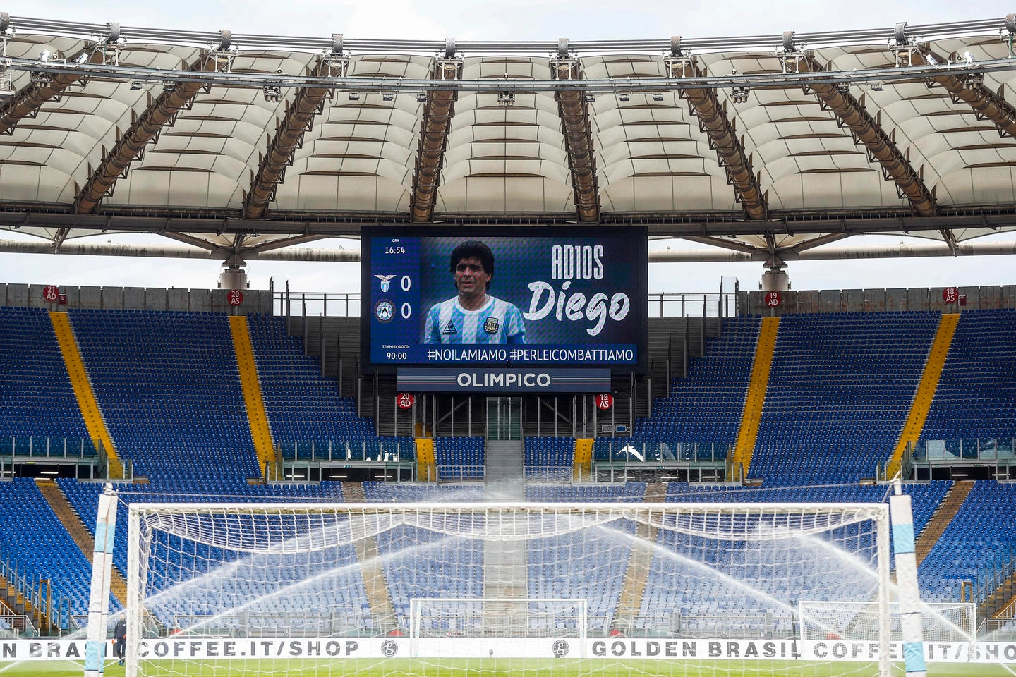L'omaggio a Maradona all'Olimpico (Ansa)