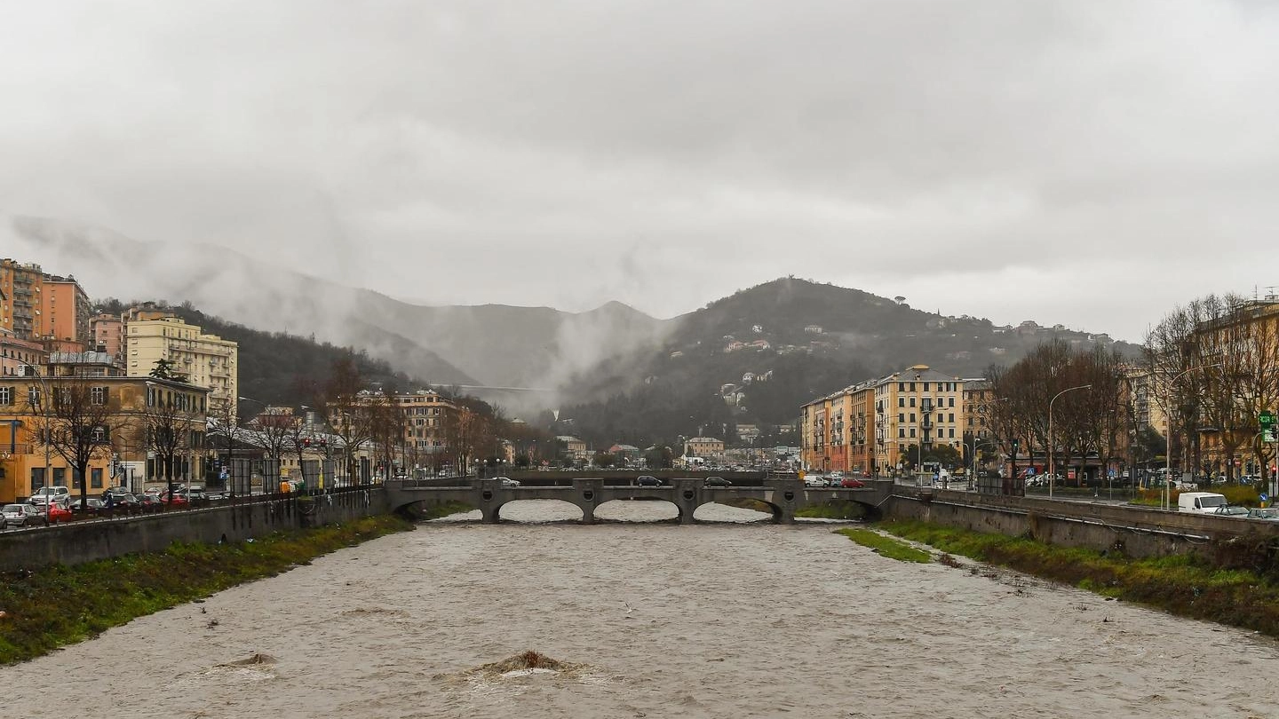 Genova, lo stato del torrente Bisagno nei pressi dello stadio (Ansa)