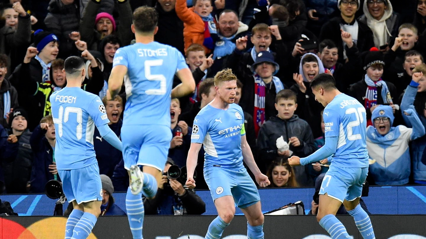 Manchester City, Kevin De Bruyne esulta con i compagni dopo il gol (Ansa)