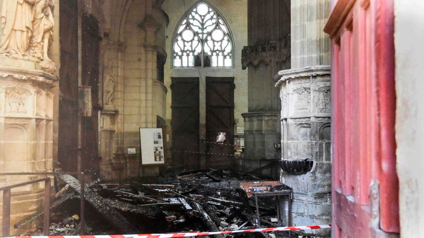 I danni dell'incendio nella cattedrale di Nantes (Ansa)
